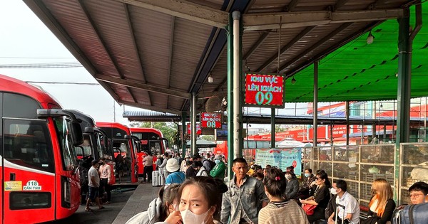 Personas con mucho equipaje comienzan a abandonar la ciudad de Ho Chi Minh para regresar a sus ciudades de origen para celebrar el Tet.