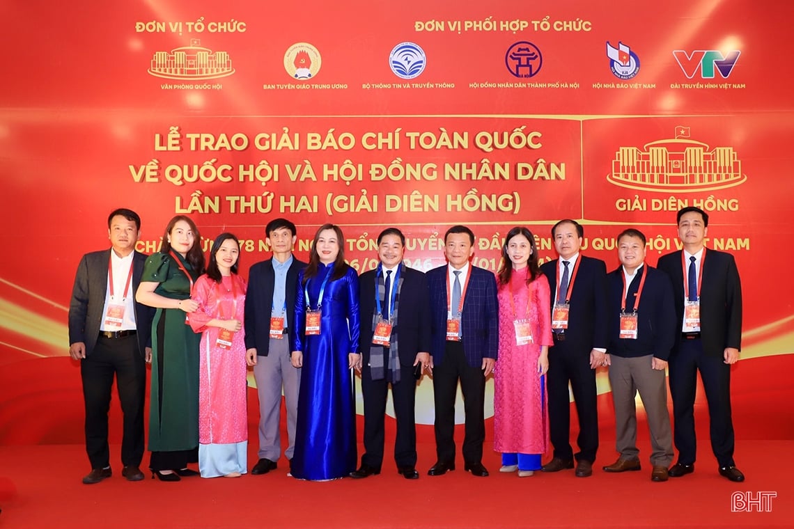 Segundo Premio Dien Hong: el periódico Ha Tinh ganó el premio C, la estación de radio y televisión provincial recibió un certificado de mérito por su excelente trabajo colectivo.