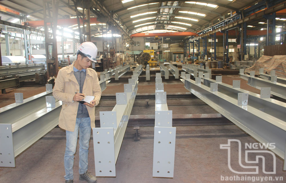 Faced with competitive market pressure, Tan Khanh Steel Structure and Construction Joint Stock Company (Pho Yen City) had to cut half of its workforce to reduce production and business costs.