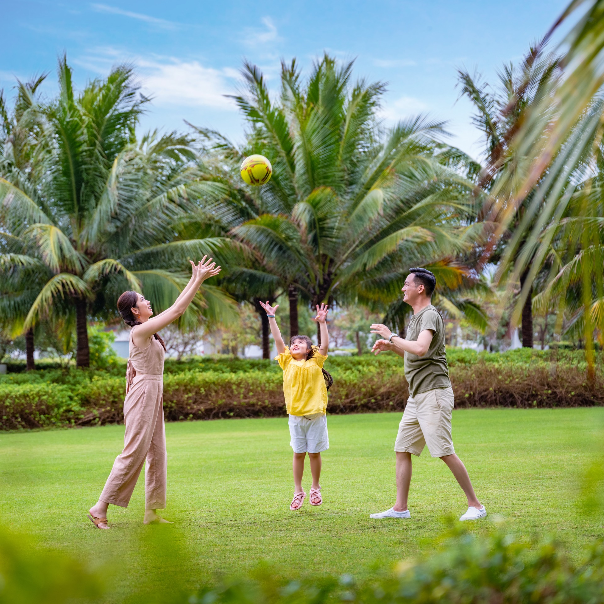 Du khách vui chơi tại khu nghỉ dưỡng Radisson Blu Cam Ranh