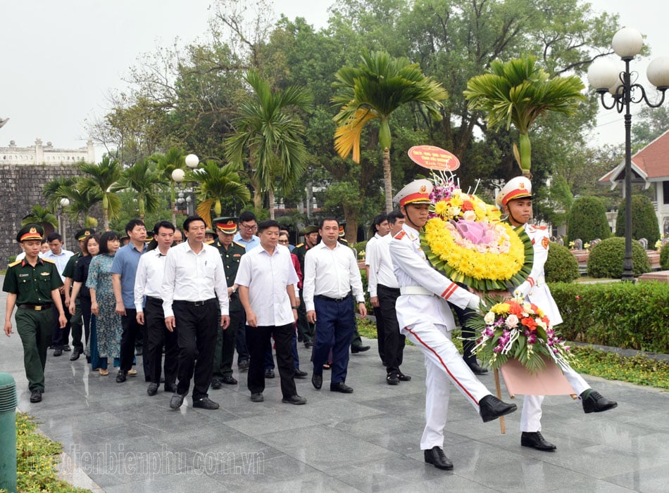 Delegación de la provincia de Hai Duong rinde homenaje a los heroicos mártires de Dien Bien