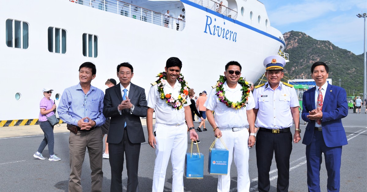 Willkommen an Bord des internationalen Kreuzfahrtschiffs OCEANIA RIVIERA im internationalen Hafen von Cam Ranh