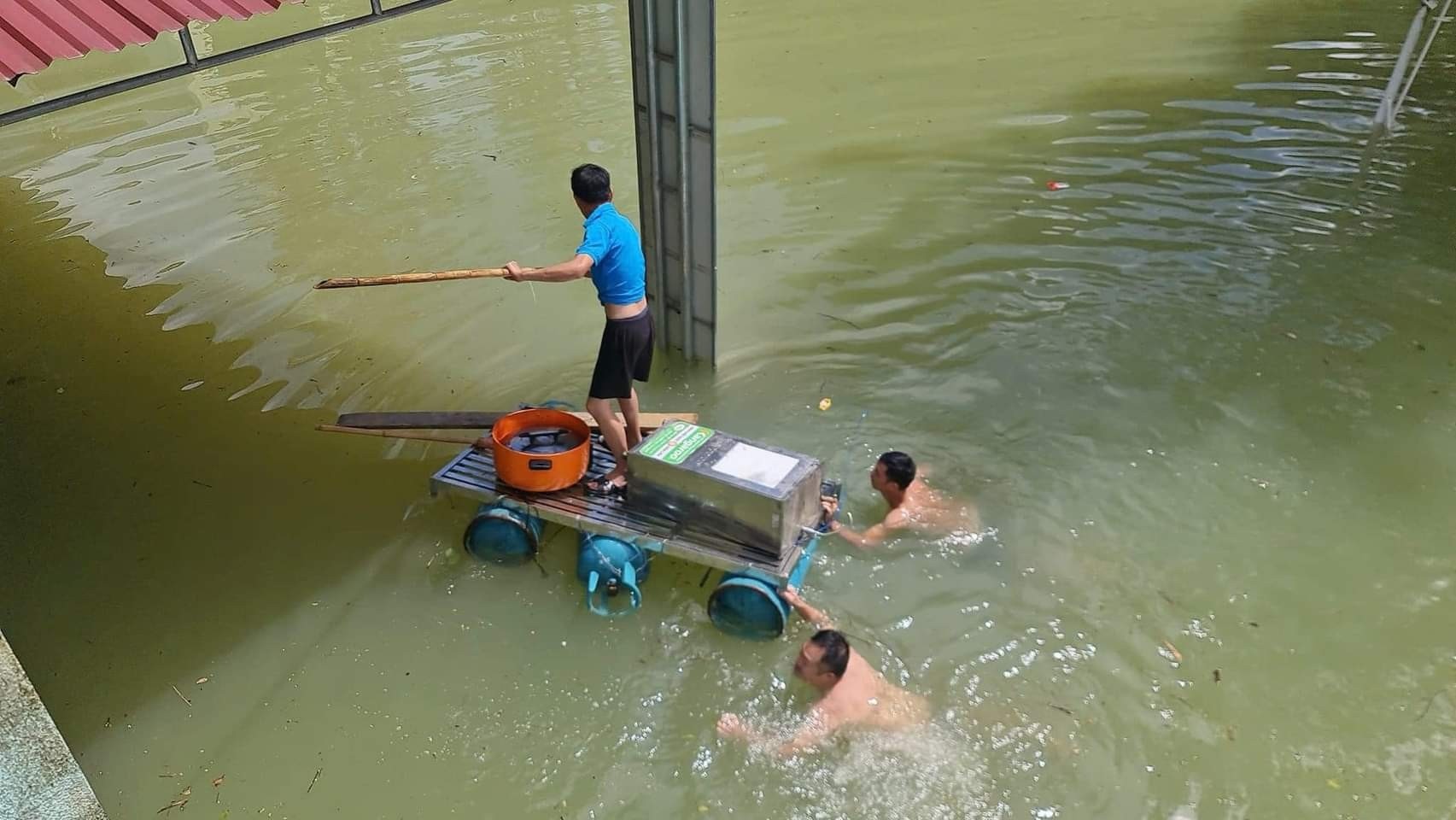 Душераздирающие кадры затопленного района Каобанг, вода продолжает подниматься, от домов остались только крыши, фото 4