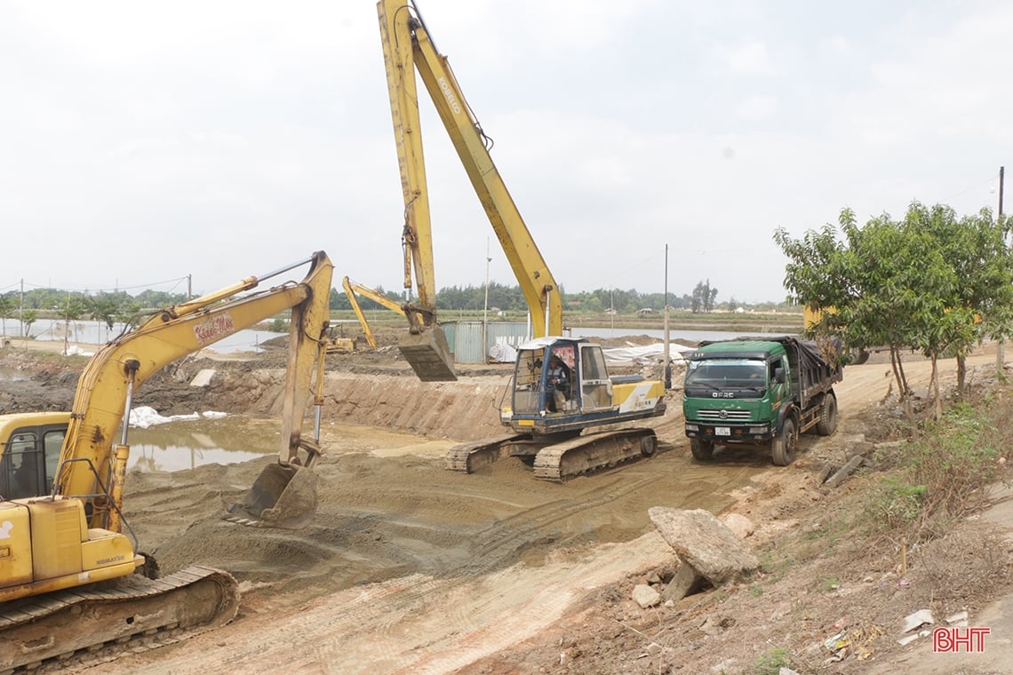 Sur le chantier de construction du projet de la rocade Est de la ville de Ha Tinh