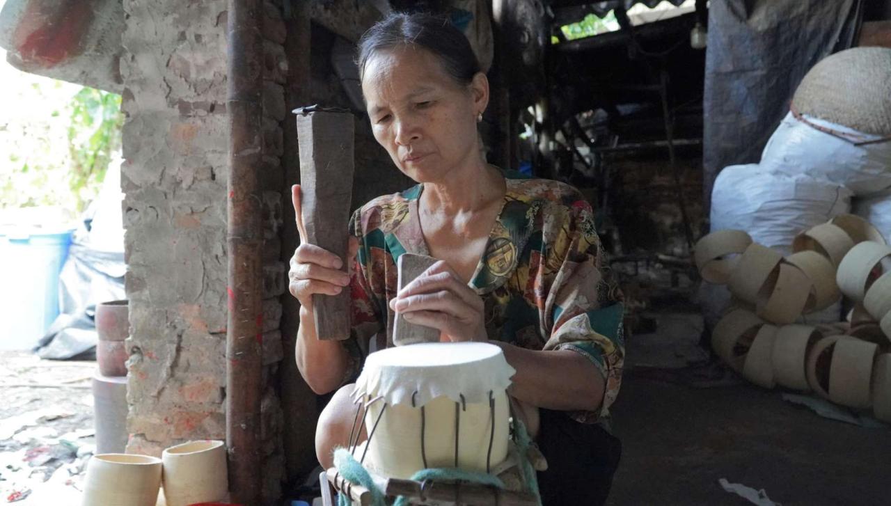 Bưng da cho trống phải căng thật kỹ, tiếng mới vang, trong, rền - cô Lành cho biết. Ảnh: Khánh Linh.