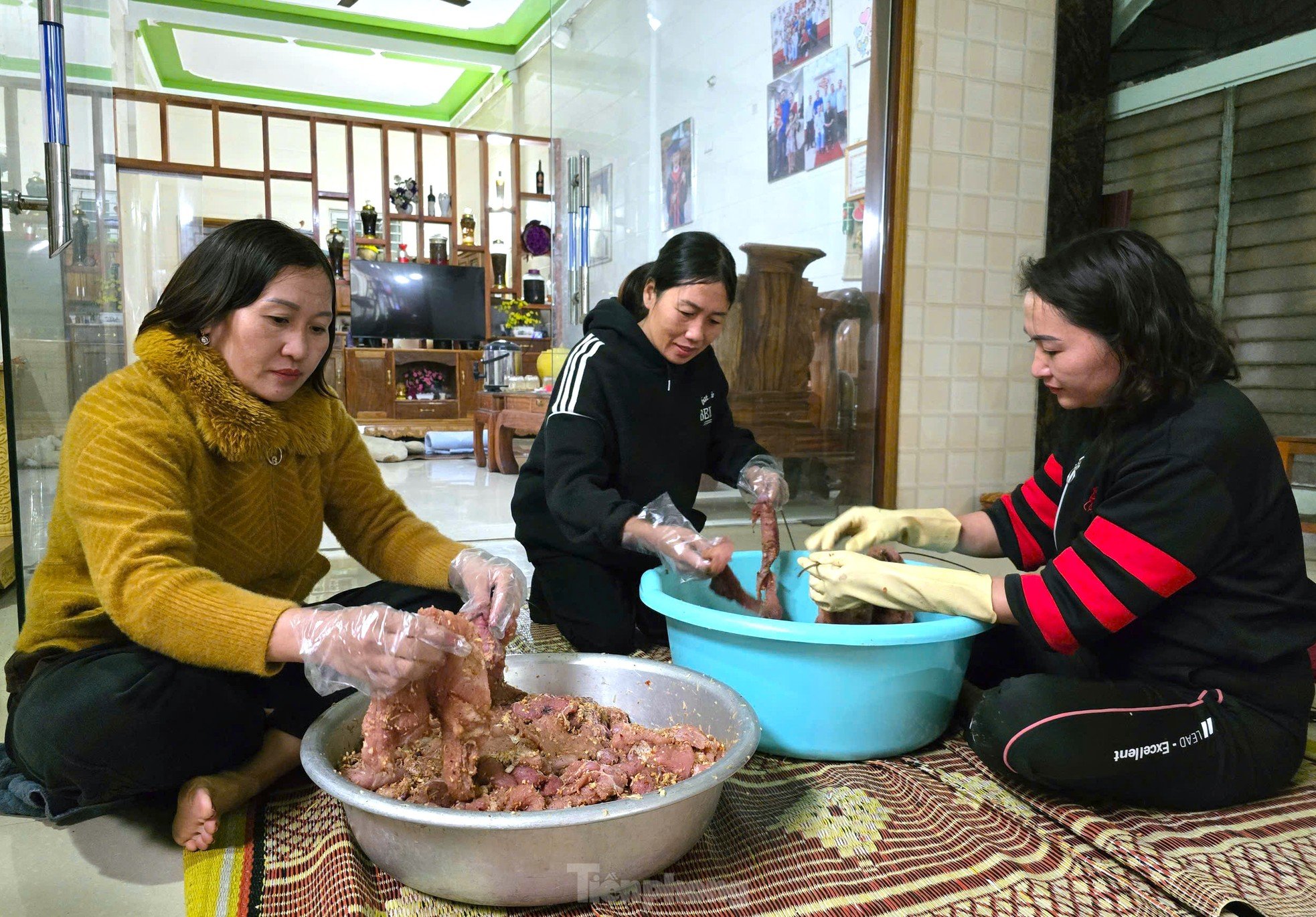 يعمل الناس في Nghe An ليلًا ونهارًا لصنع تخصصات لبيعها في عيد رأس السنة الميلادية، الصورة 1