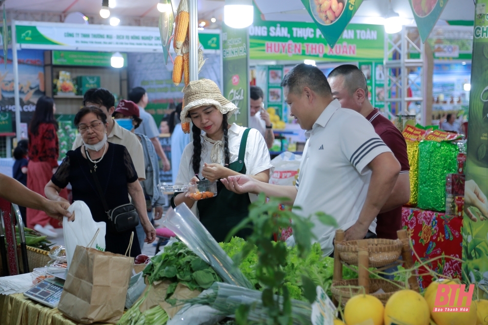 Người dân tấp nập tham quan, mua sắm tại khu trưng bày, giới thiệu sản phẩm nông sản, thực phẩm an toàn