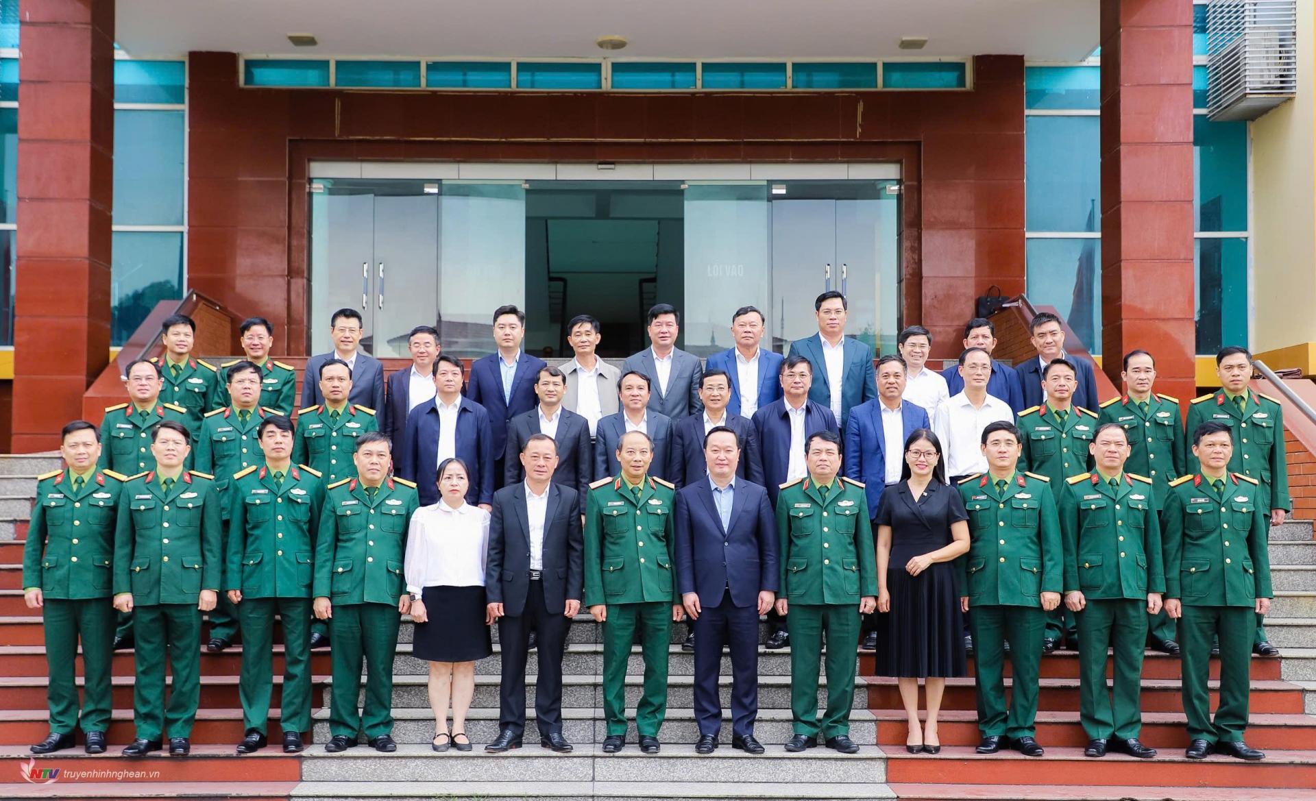 Le lieutenant-général Tran Vo Dung - secrétaire du Parti, commissaire politique de la région militaire 4 et secrétaire provincial du Parti, président du Comité populaire provincial Nguyen Duc Trung et les délégués ont pris des photos souvenirs.