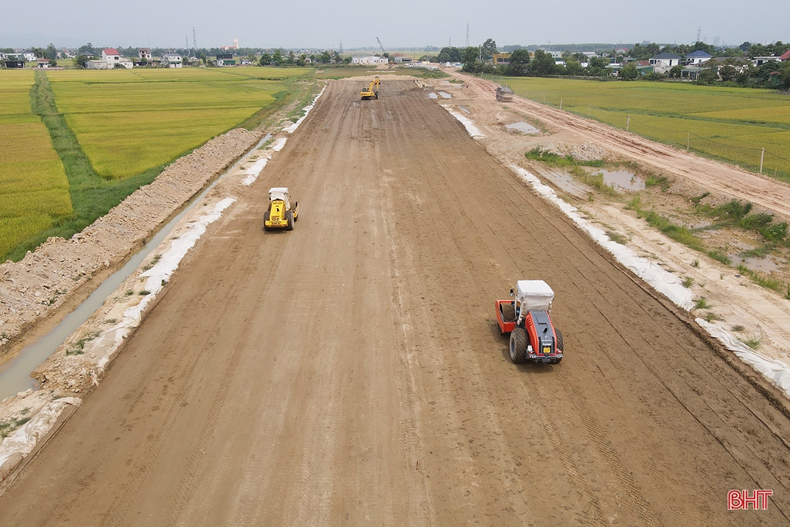 Le chantier de construction de l'autoroute Nord-Sud à Ha Tinh est très animé pendant les vacances du 2 septembre