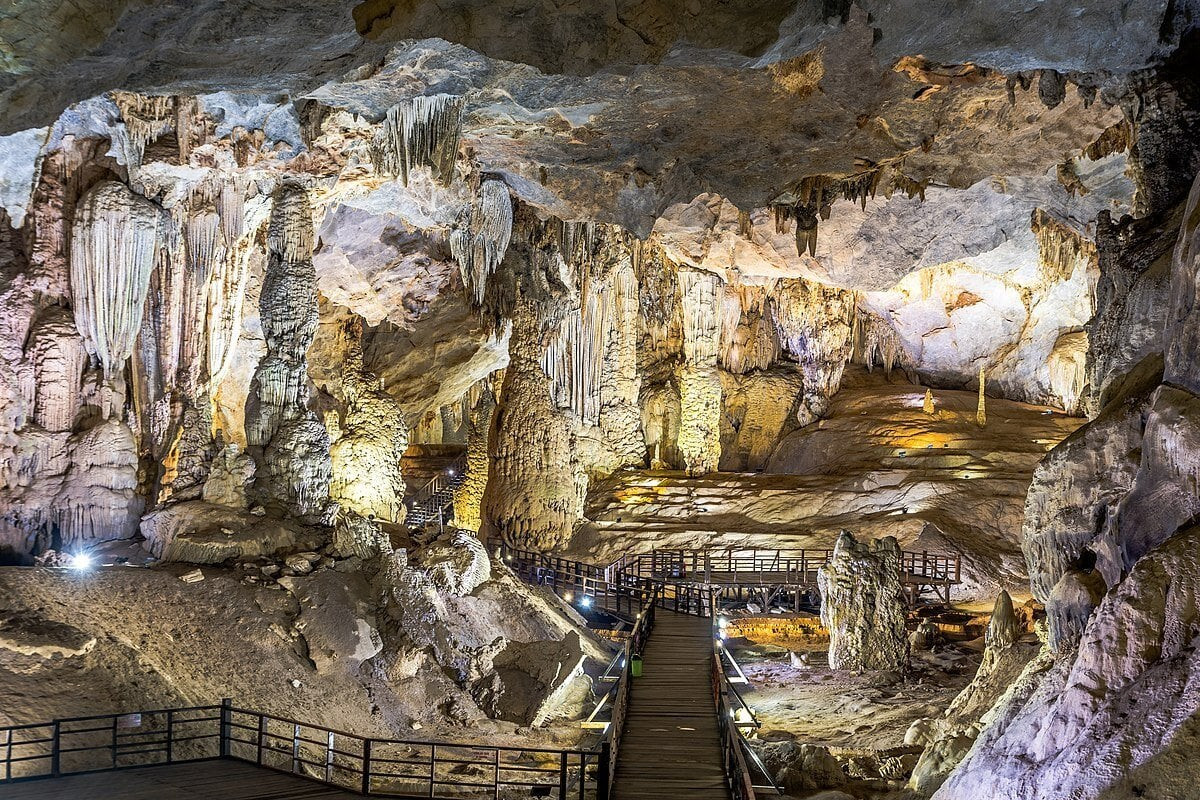 ถ้ำเทียนดวง ตั้งอยู่ในอุทยานแห่งชาติฟองญา-เคอบาง