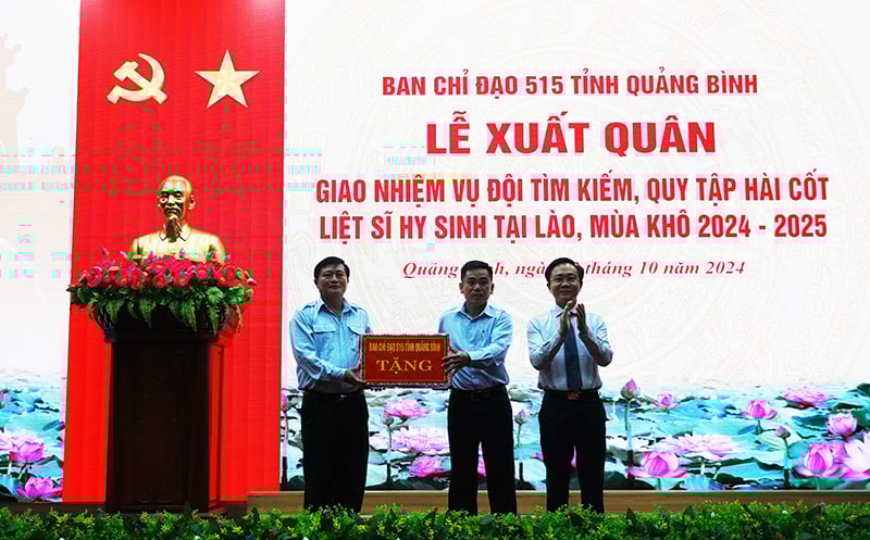 Le vice-président du Comité populaire provincial, Hoang Xuan Tan, a offert des cadeaux à l'équipe 589.