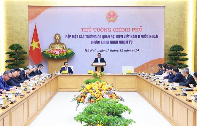 El primer ministro Pham Minh Chinh se reúne con embajadores y jefes de agencias de representación vietnamitas en el exterior