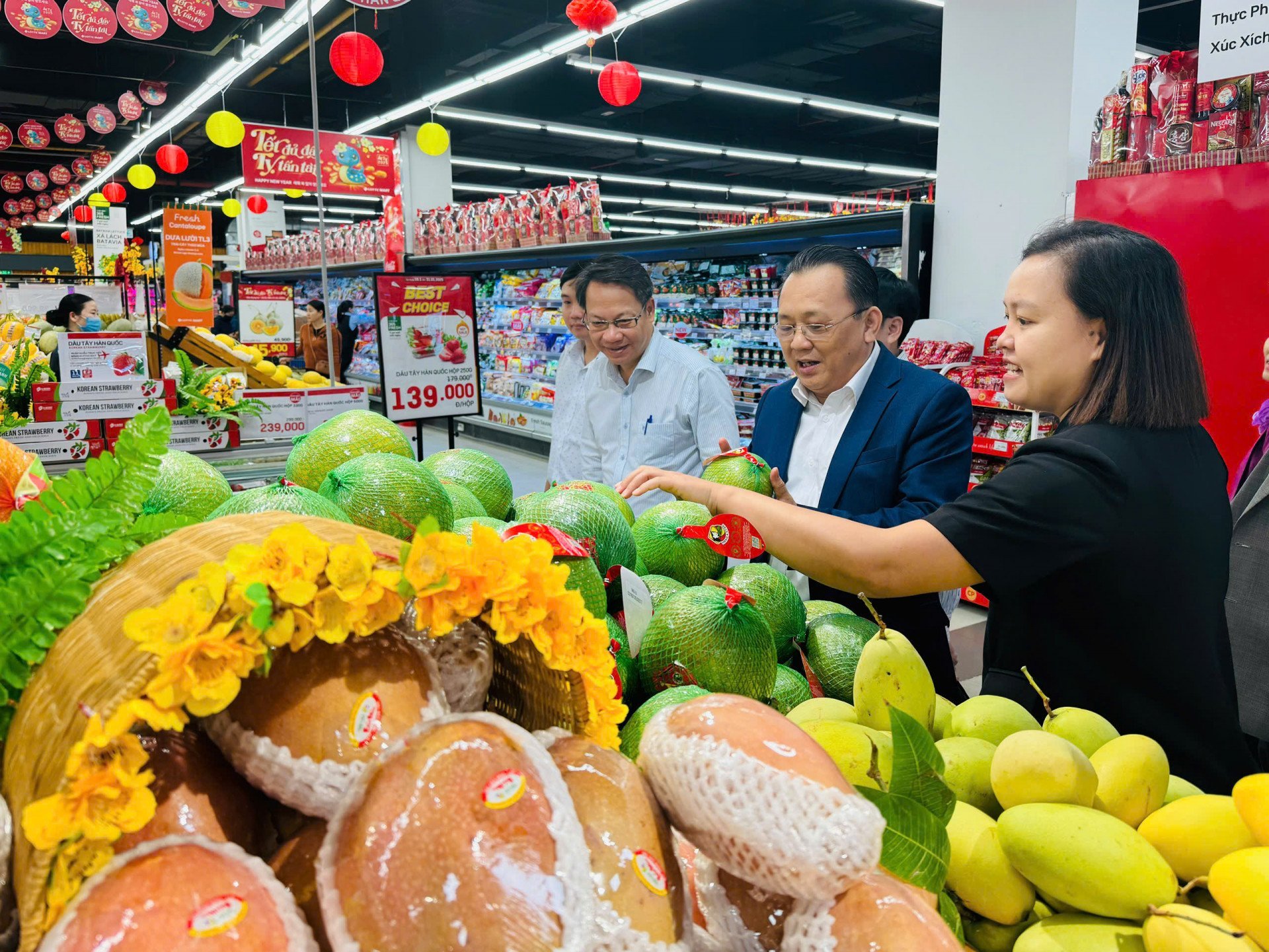 M. Le Huu Hoang saisit la situation des marchandises au supermarché Lotte Mart Nha Trang.