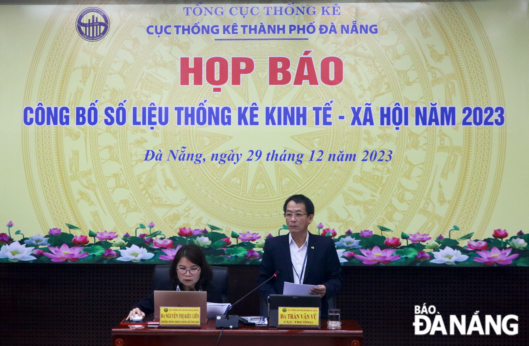 នាយកការិយាល័យស្ថិតិទីក្រុង Tran Van Vu បានប្រកាសអំពីទិន្នន័យសេដ្ឋកិច្ចសង្គមរបស់ទីក្រុងក្នុងឆ្នាំ 2023។ រូបថត៖ VAN HOANG