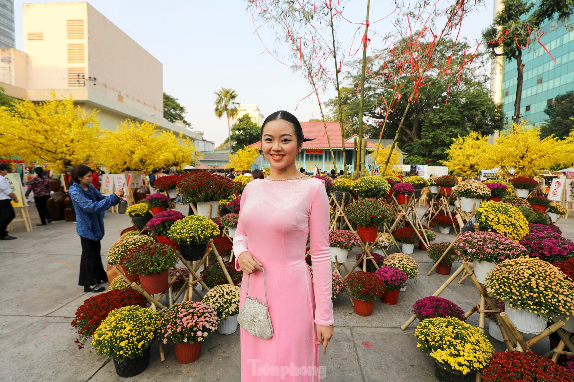 Junge Leute strömen in die Ong Do Straßen und Mai Vang Straßen in Ho Chi Minh Stadt, um Tet-Fotos zu machen. Foto 17