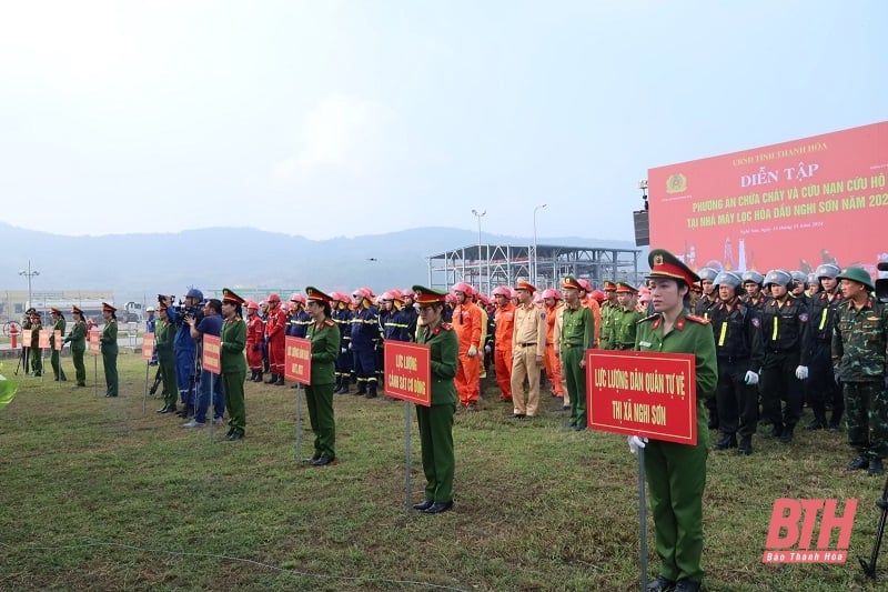 Exercice de lutte contre les incendies et de sauvetage à la raffinerie de Nghi Son