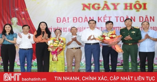 Chủ tịch UBND tỉnh chung vui ngày hội đại đoàn kết ở Vũ Quang