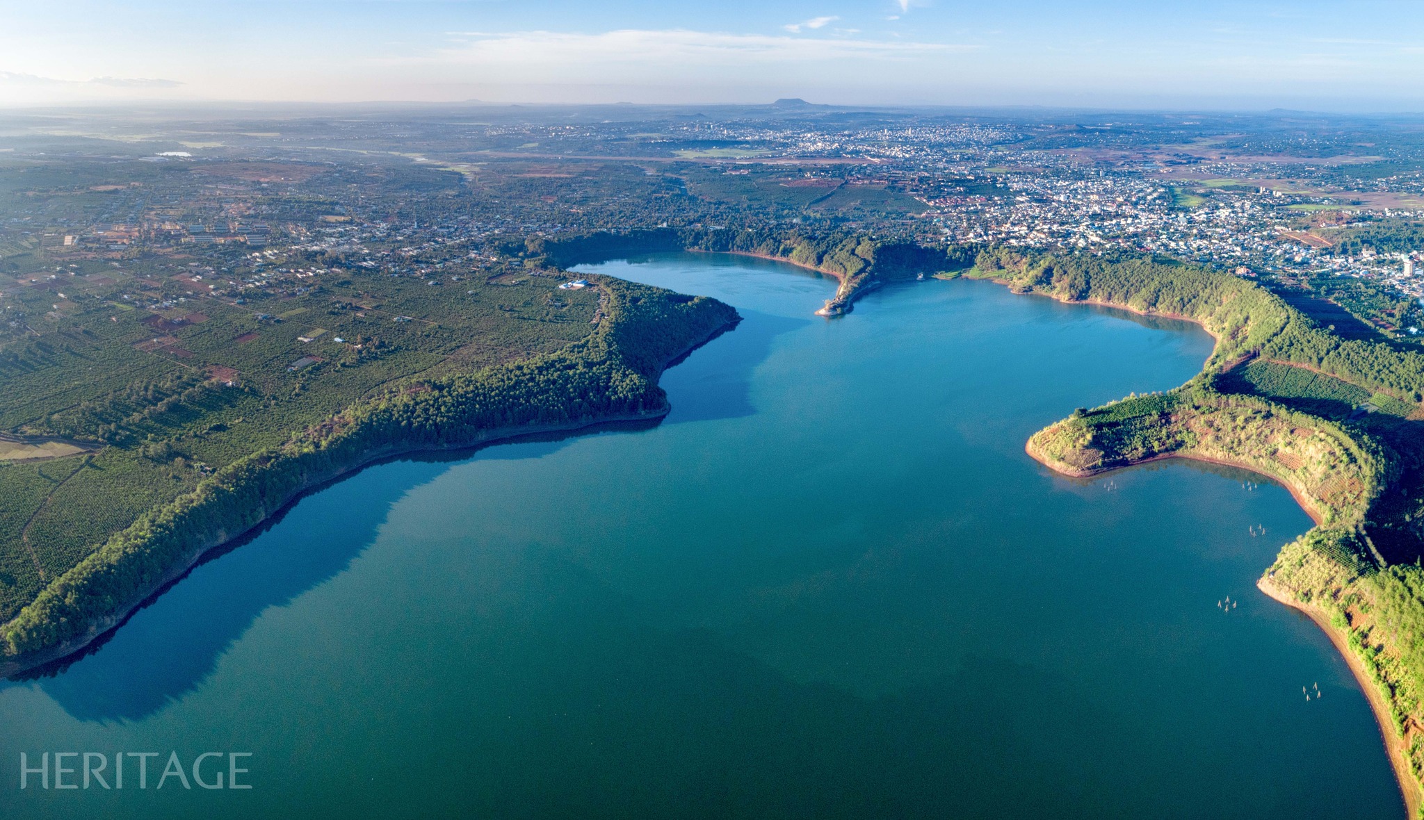 Quizás una foto de un cráter y un lago.