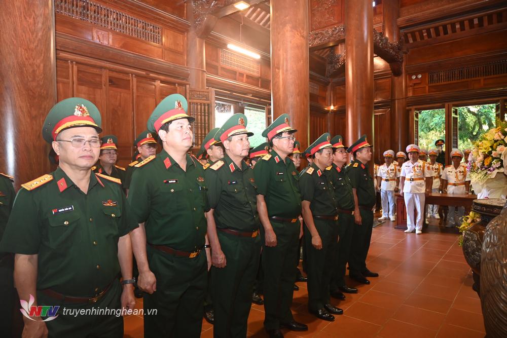 Các đồng chí trong đoàn Bộ Tư lệnh Quân khu 4 tổ chức Lễ dâng hoa, dâng hương tưởng niệm Chủ tịch Hồ Chí Minh tại Khu di tích Quốc gia đặc biệt Kim Liên.