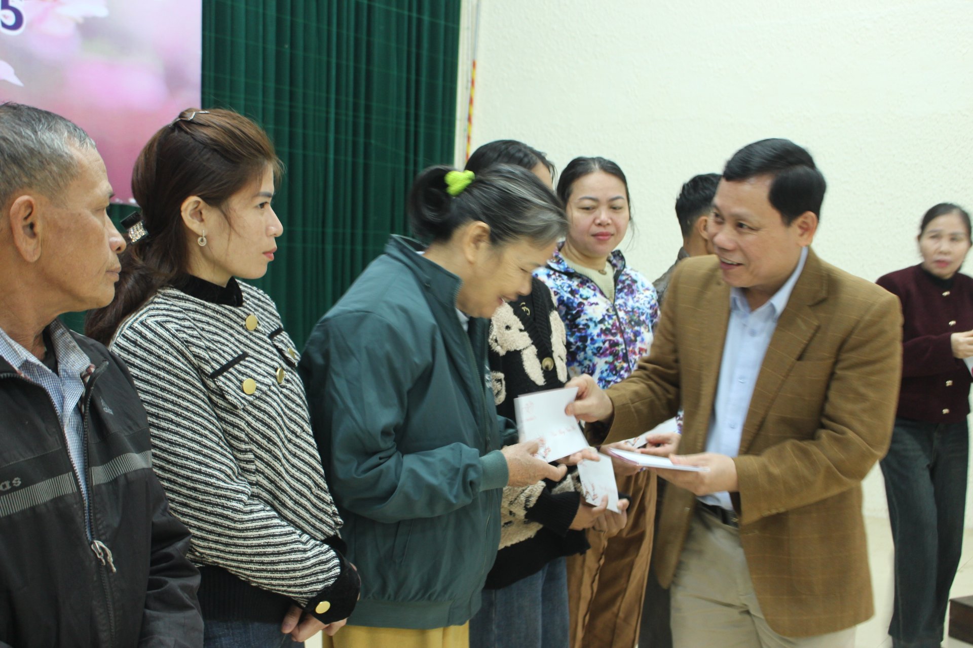 Presented 209 gifts to households in difficult circumstances in Dong Ha City.