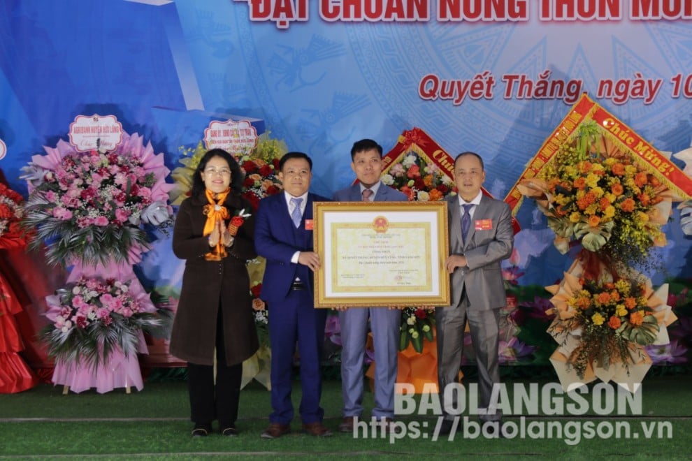 Leaders of the Department of Agriculture and Rural Development awarded the Certificate of recognition of the commune meeting the NTM standards to the representative of Quyet Thang commune.