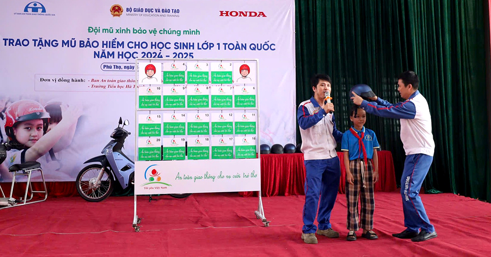 Tiếp nhận và trao tặng gần 24. 800 mũ bảo hiểm cho các em học sinh vào lớp 1