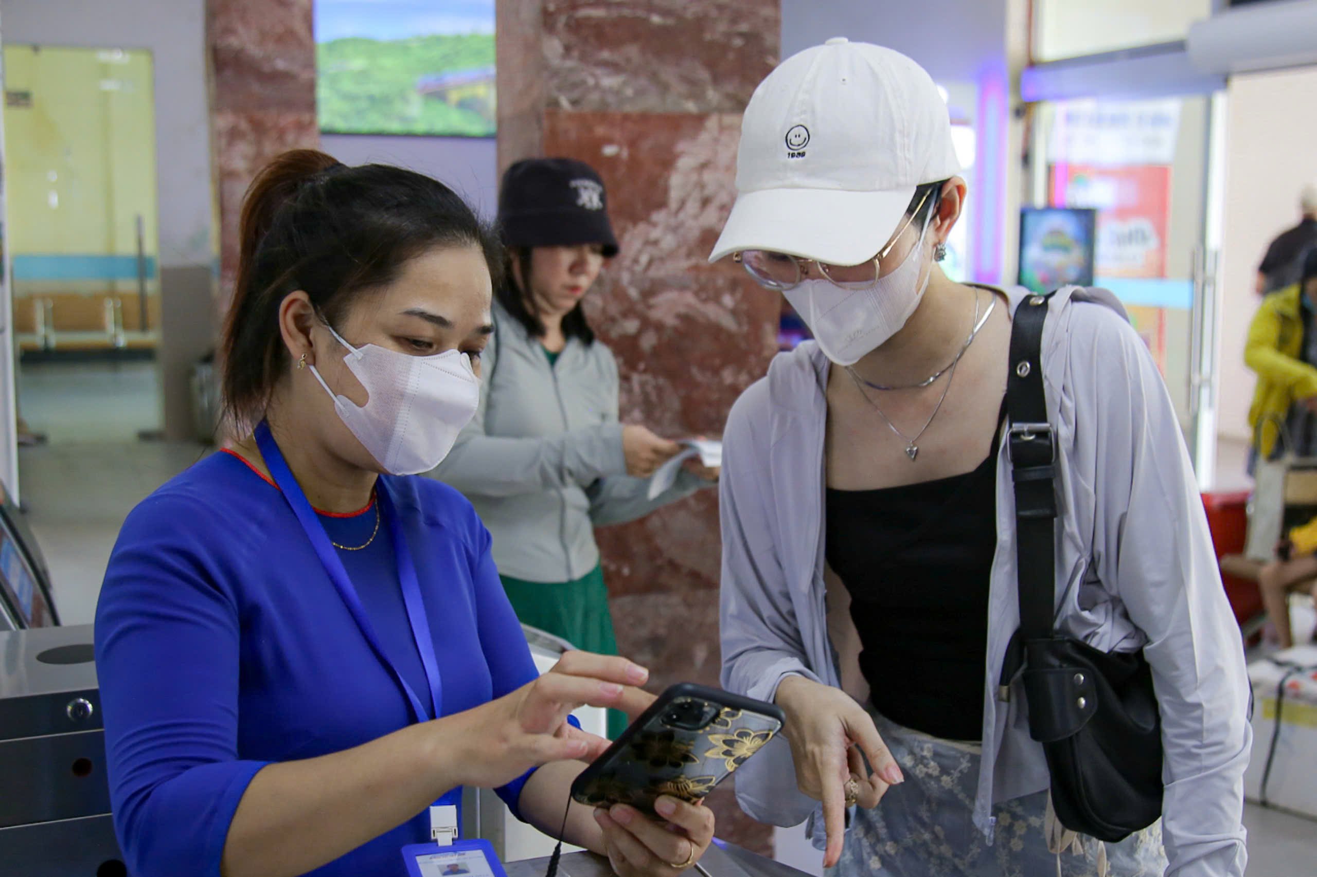 Da Nang Railway Station staff assist customers in finding and printing e-tickets.