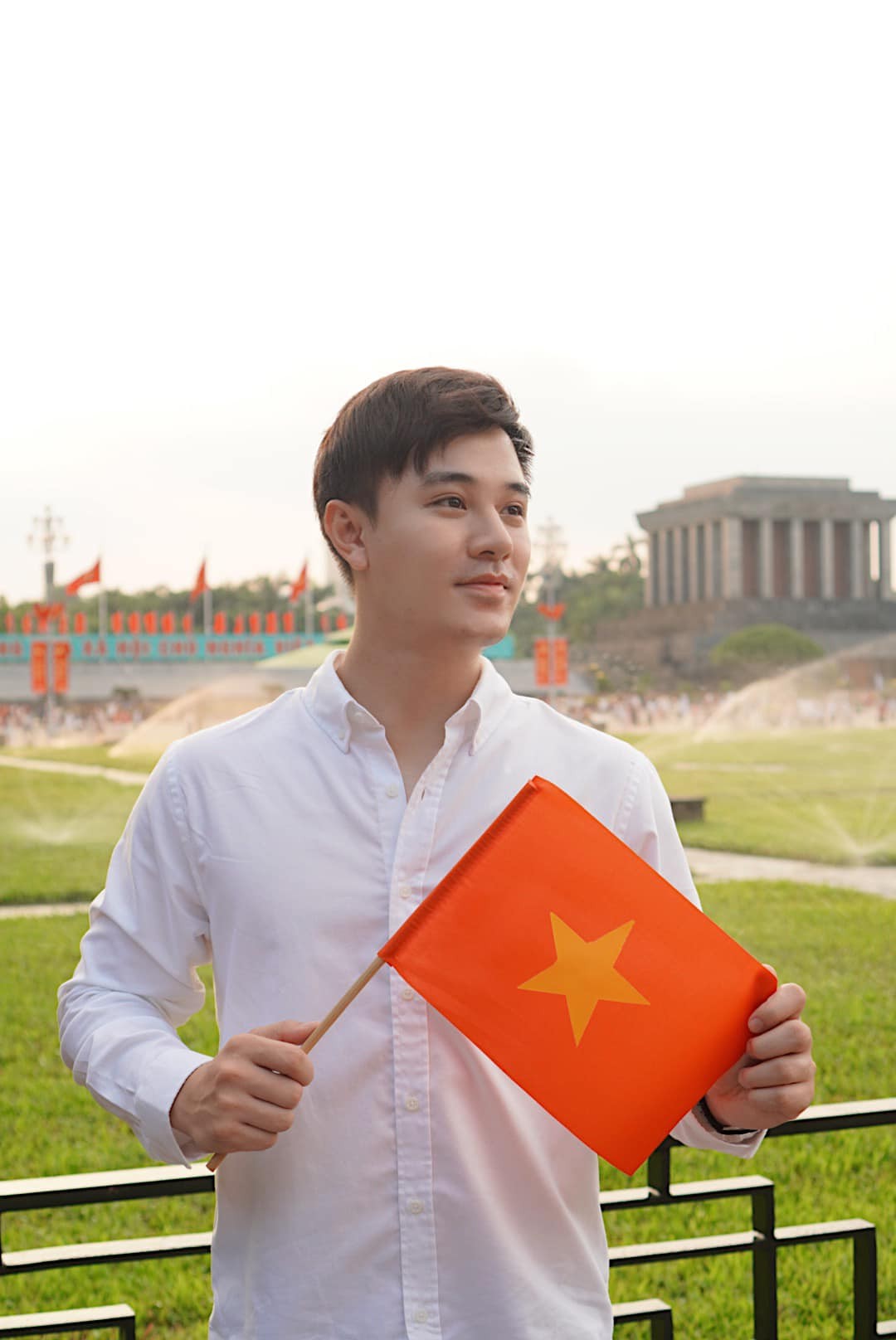The trend of taking photos with the national flag and singing the national anthem on the occasion of National Day September 2nd photo 5