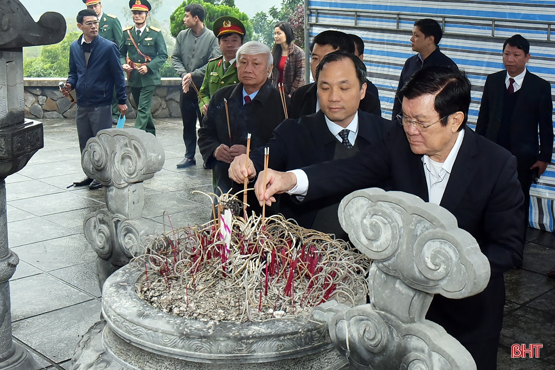 Ehemaliger Präsident Truong Tan Sang bietet dem verstorbenen Generalsekretär Tran Phu Weihrauch an