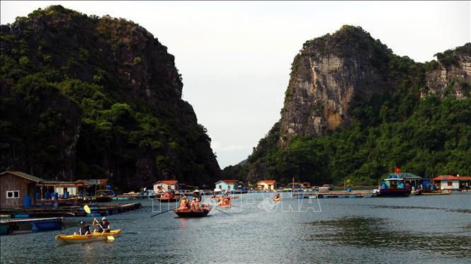 រុករកភូមិនេសាទ Vung Vieng នៅលើឈូងសមុទ្រ Ha Long