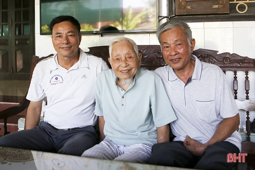 สมาชิกพรรคอายุ 100 ปีรำลึกถึงวันฤดูใบไม้ร่วงแห่งการปฏิวัติ