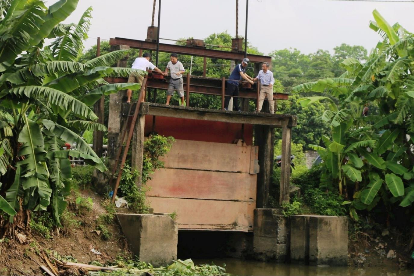 Thủ cống mùa mưa bão