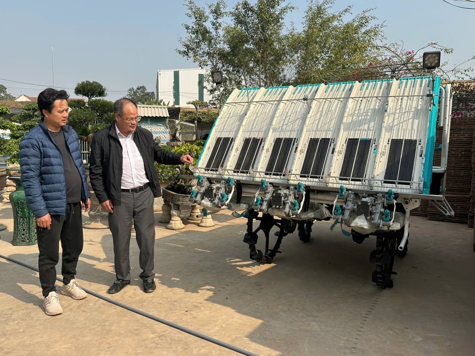 El vicepresidente del Comité Popular del Distrito de Phu Xuyen, Nguyen Trong Vinh, inspeccionó directamente la máquina trasplantadora y preparó las bandejas para la competencia.