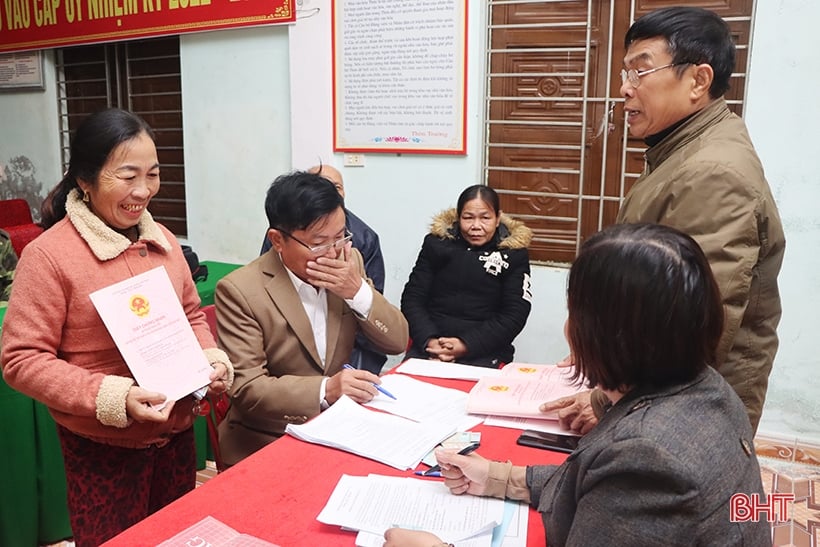 Los primeros hogares de Ha Tinh recibieron libros rojos después de la conversión de tierras.