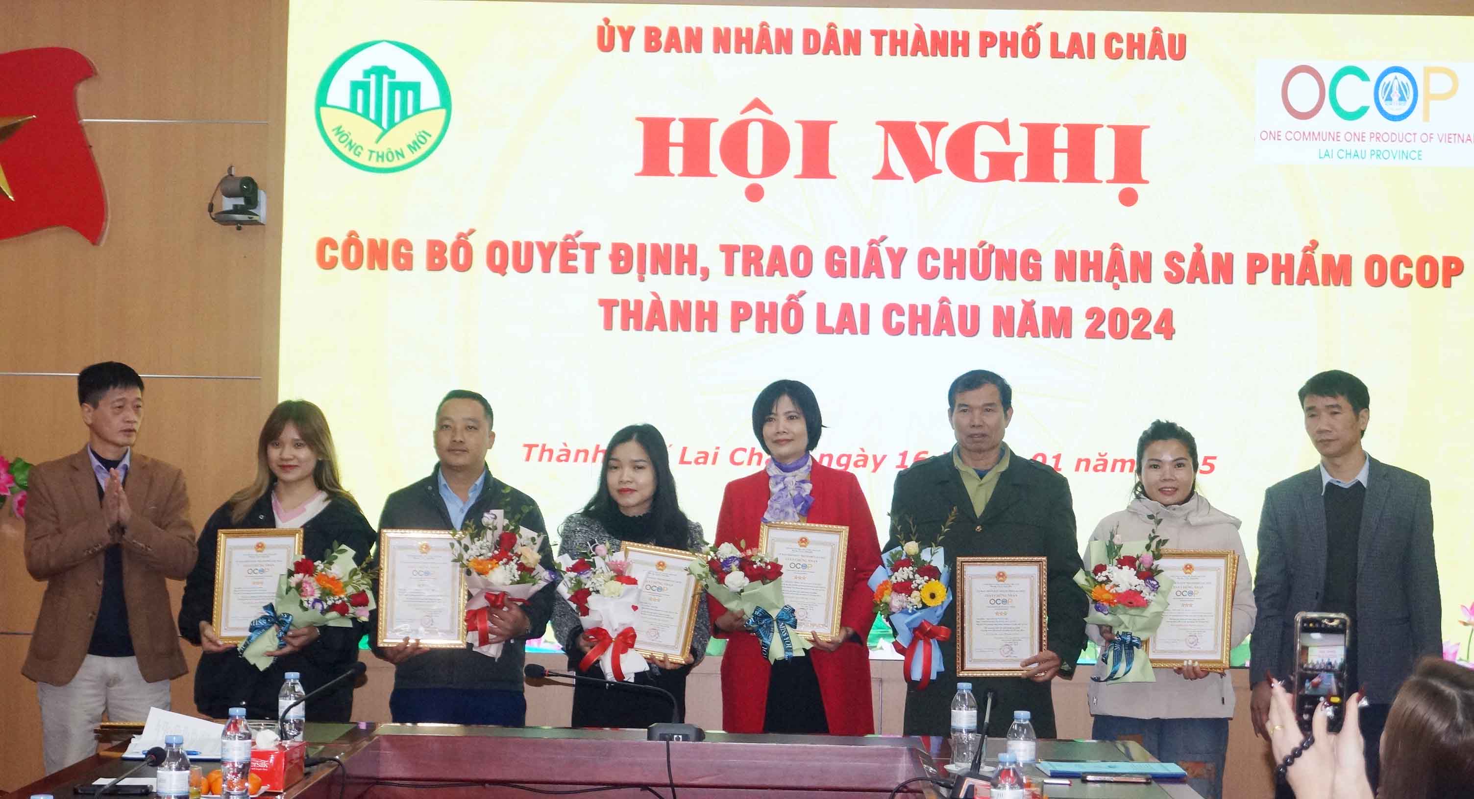 Thành phố Lai Châu trao giấy chứng nhận cho 12 sản phẩm OCOP