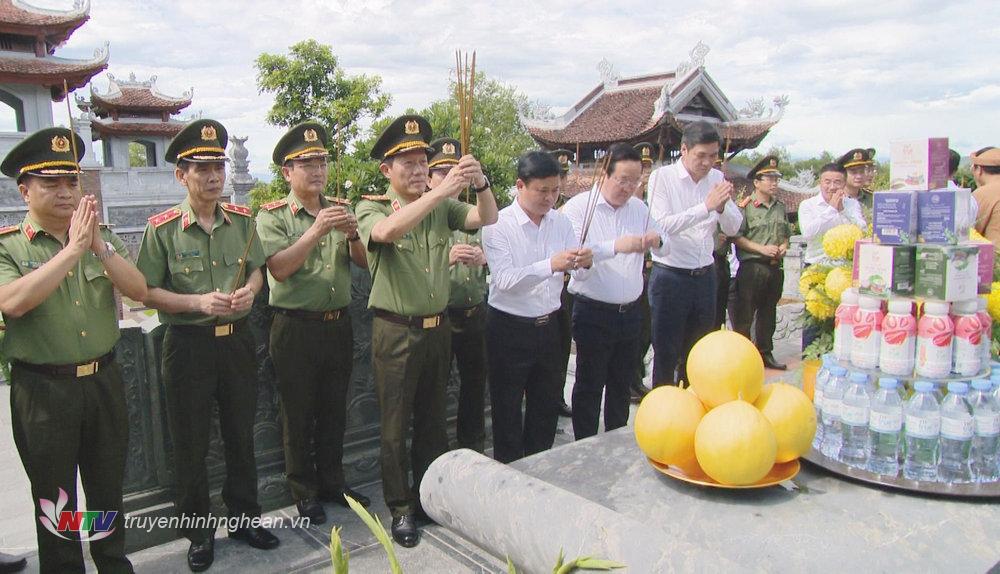 Các đại biểu thành kính tưởng niệm tại Đền Chung Sơn. 