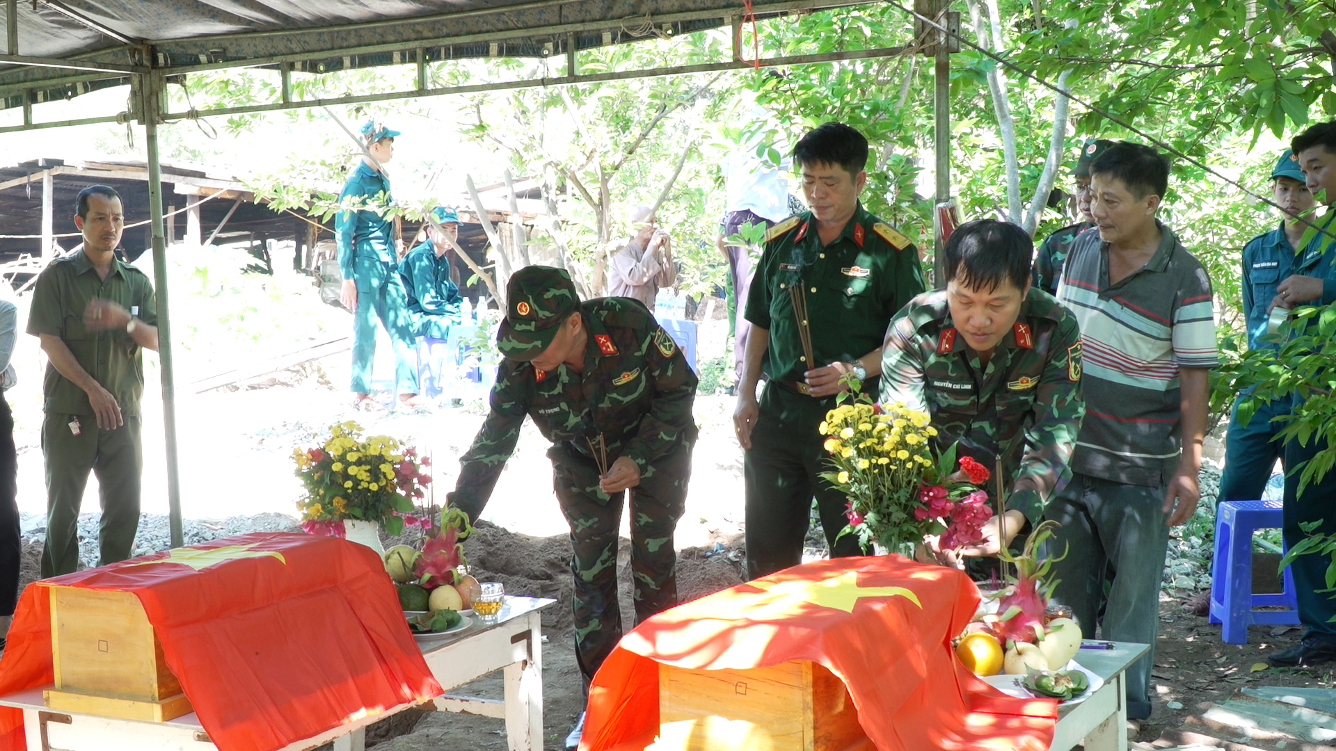 Perwira angkatan bersenjata provinsi dan kota Cam Ranh membakar dupa untuk menghormati para martir.