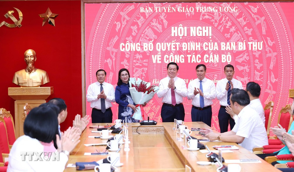 Các lãnh đạo Ban Tuyên giáo Trung ương chúc mừng bà Đinh Thị Mai. (Ảnh: Phương Hoa/TTXVN)