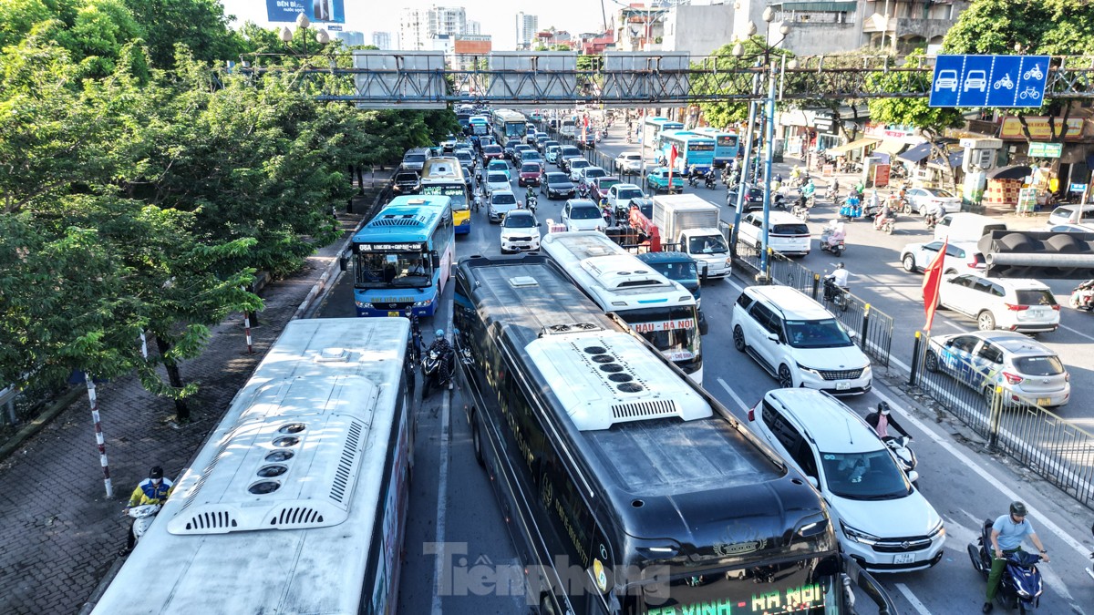 Người dân 'tay xách nách mang' rời Thủ đô nghỉ lễ, các ngả đường cửa ngõ Hà Nội ùn tắc ảnh 16