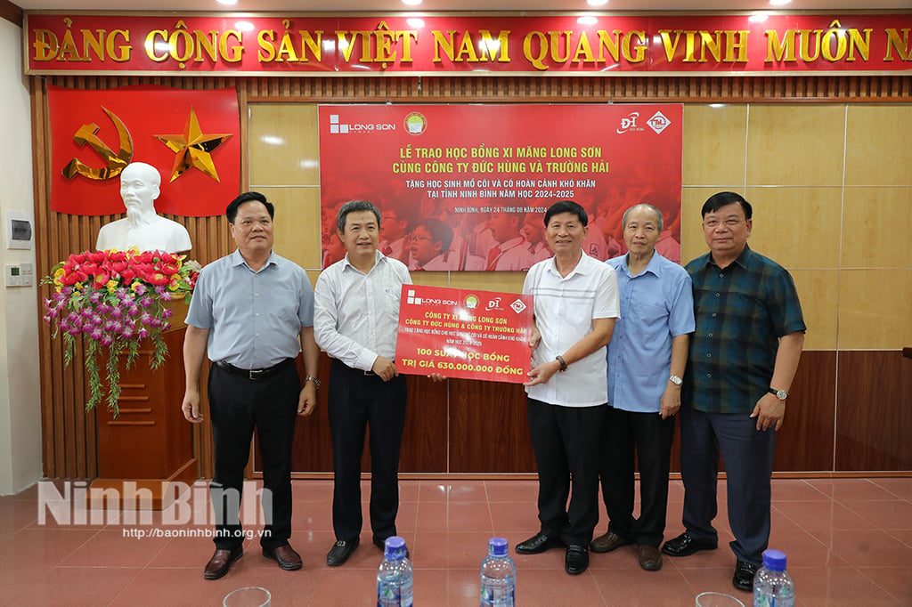 Công ty Xi măng Long Sơn trao học bổng cho học sinh có hoàn cảnh đặc biệt khó khăn của tỉnh Ninh Bình