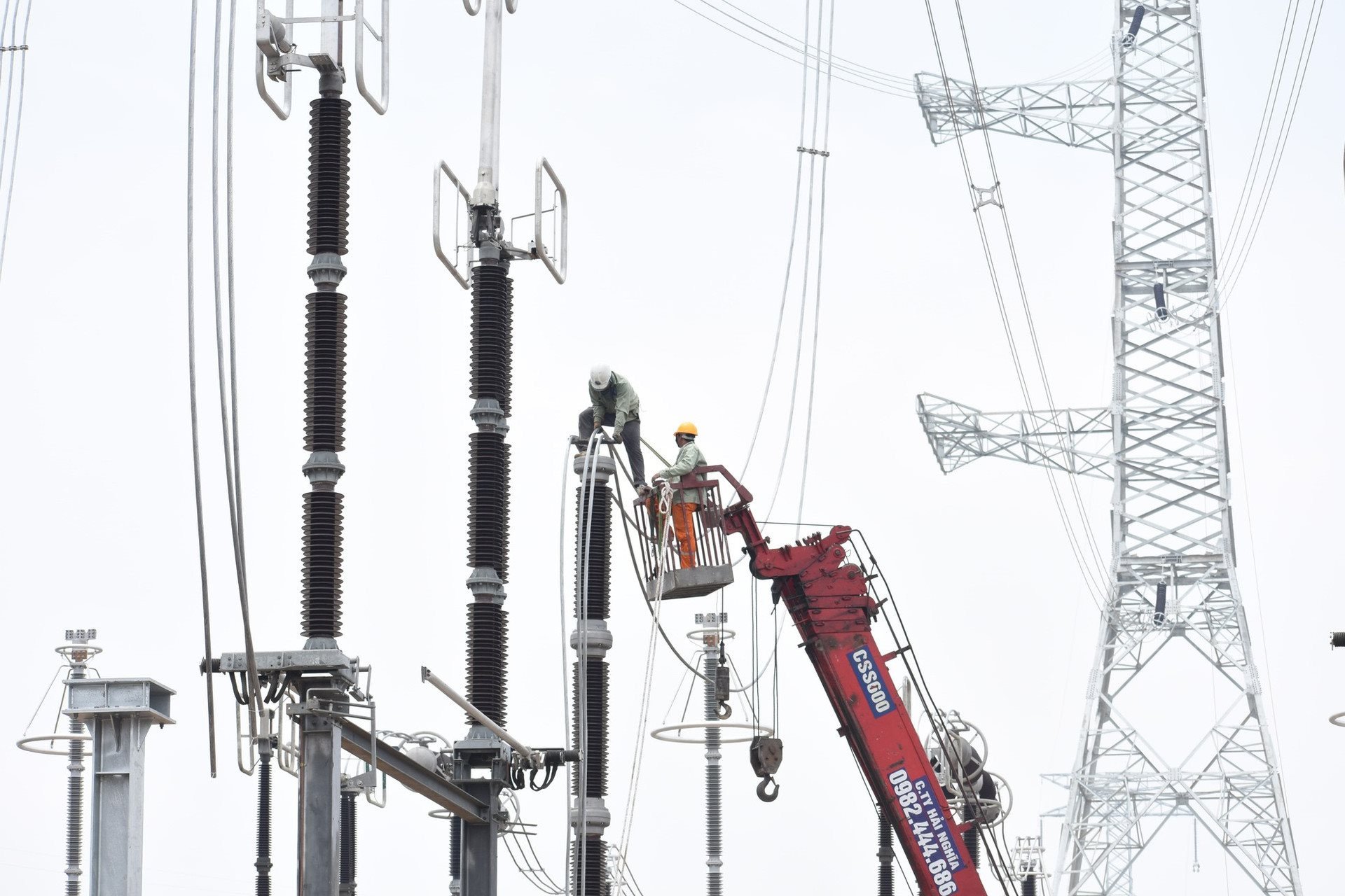 Bild der riesigen Transformatorstation des 500-kV-Stromkreis-3-Projekts in Pho Noi, die vorzeitig die Ziellinie erreicht.