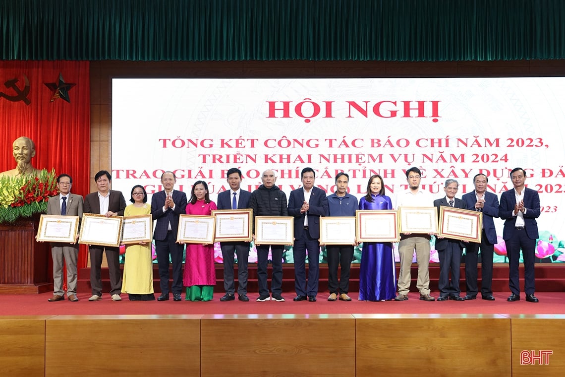 Ha Tinh awarded 27 works that won the 2023 Golden Hammer and Sickle Award