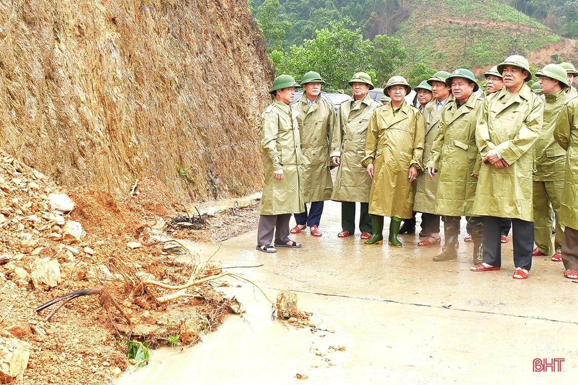 Chủ tịch UBND tỉnh: Rà soát hộ dân ở vùng nguy hiểm để có phương án sơ tán đến nơi an toàn