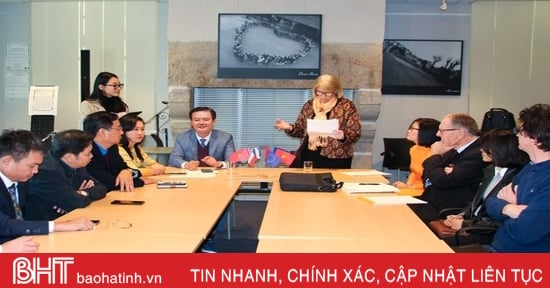 Les dirigeants de Ha Tinh visitent et travaillent avec la ville de Dinan