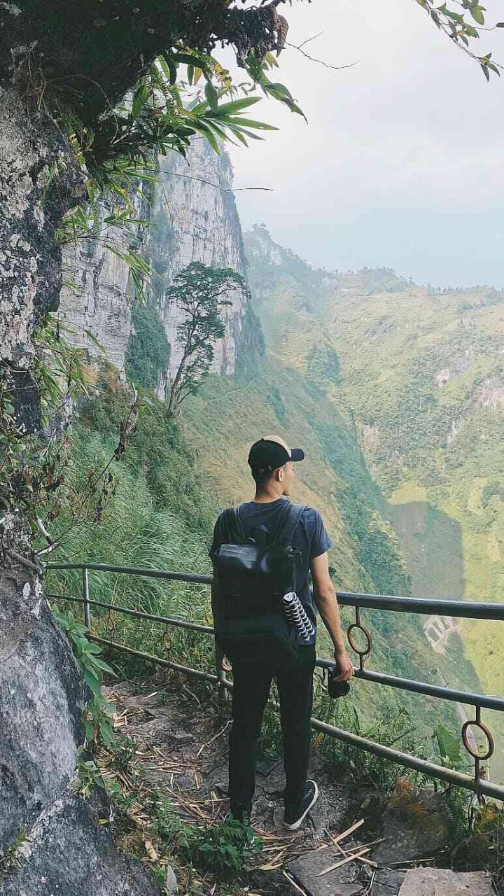 “Mình đi bộ khoảng 2-3km ven núi với nền đường và các bậc thang lát bằng đá, mùa mưa thì khá trơn nhưng bên cạnh có các thanh lan can để vịn vào. Các bạn có thể di chuyển hết đường ven núi sẻ có đường nhỏ dẫn xuống con đường Hạnh Phúc, hoặc quay lại điểm đi bộ ban đầu”, anh Sơn chia sẻ. Ảnh: NVCC