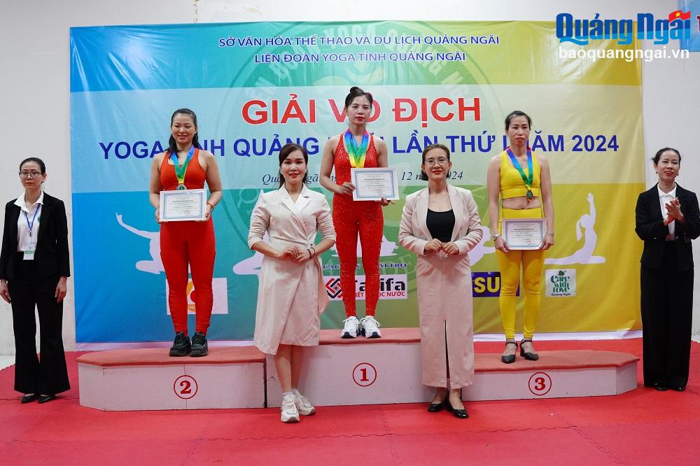 Награждение золотой медалью клуба Shes Yoga.