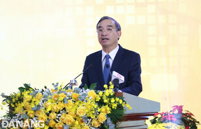 El presidente del Comité Popular de la Ciudad, Le Trung Chinh, pronunció el discurso de apertura. Foto: M.QUE