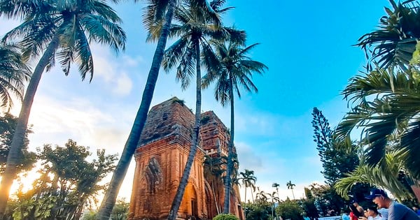 Admire the beauty of the nearly thousand-year-old Cham tower in Quy Nhon