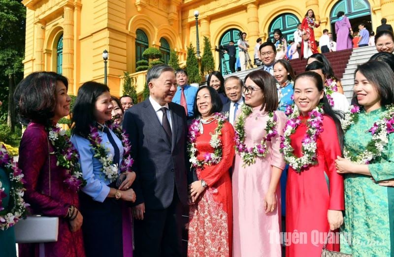 Nguyen Thi Hoai Yen, rédactrice en chef adjointe du journal Tuyen Quang, a été honorée par le Syndicat des fonctionnaires du Vietnam.