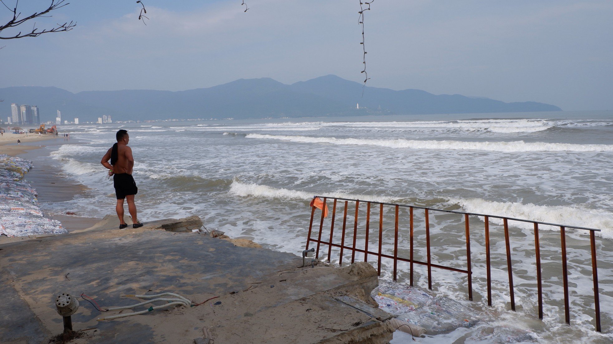 Scene of hundreds of meters of temporary dike built to save 'most beautiful beach in Asia' photo 10